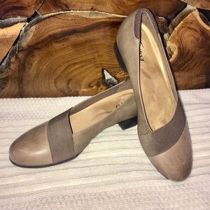 Trotters Dark Taupe Leather Flat - 7.5 Narrow